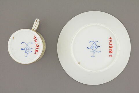 Tasse litron et sa soucoupe, d'une paire (voir TH 1317), image 2/3