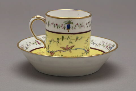 Tasse litron et sa soucoupe, d'une paire (voir TH 1317), image 3/3