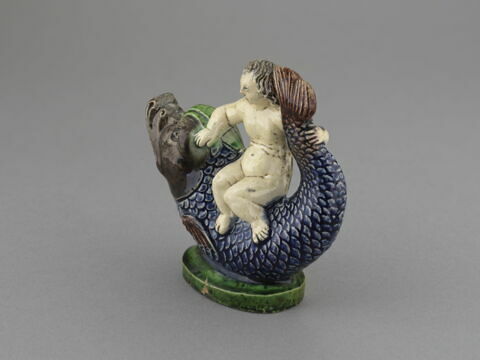 Vase à verser en forme de statuette : enfant nu chevauchant en amazone un dauphin, image 3/4