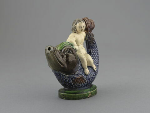 Vase à verser en forme de statuette : enfant nu chevauchant en amazone un dauphin, image 4/4