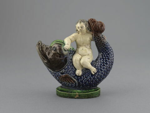 Vase à verser en forme de statuette : enfant nu chevauchant en amazone un dauphin, image 1/4