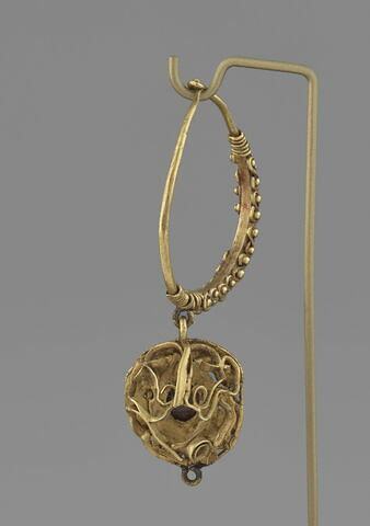 Boucle d'oreille avec pendeloque hémisphérique, avec perle en grenat, image 3/8