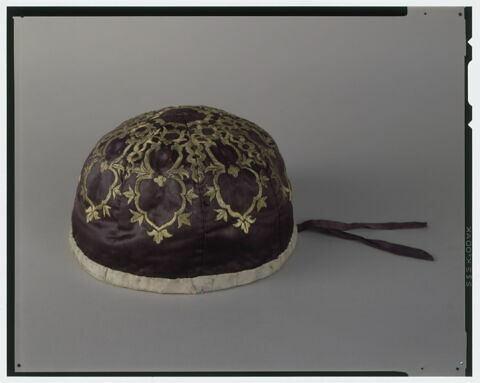 Deuxième calotte de la couronne de Louis XV en satin violet, image 1/1