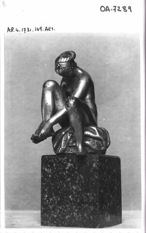 Statuette : femme à sa toilette, image 2/2