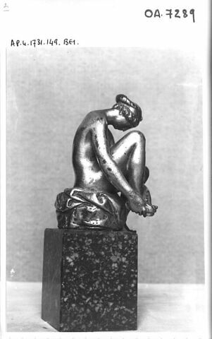 Statuette : femme à sa toilette, image 1/2
