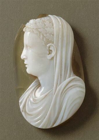 Camée : tête de prince voilé et couronné de feuilles ou tête d'Agrippine?