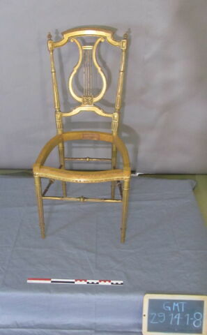 Chaise lègère d'un ensemble de 22, image 1/1