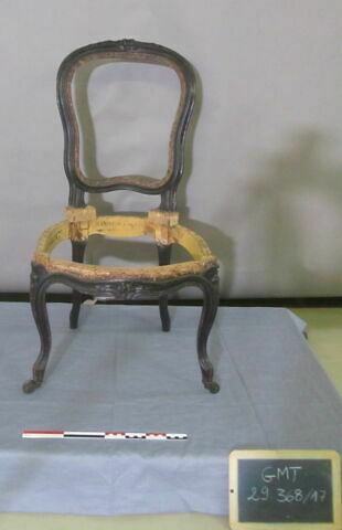 Chaise lègère d'un ensemble de 22, image 1/1