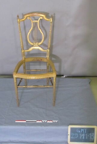 Chaise lègère d'un ensemble de 22, image 1/1