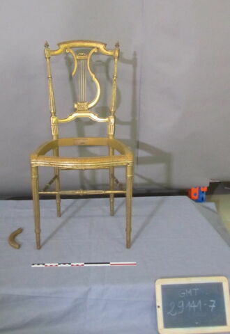 Chaise lègère d'un ensemble de 22
Bois doré, dégarnie
Epoque Napoléon III,
Dépôt du Mobilier national, 25 août 1999.
