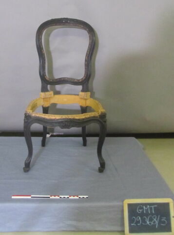 Chaise d'un ensemble de 38, image 1/2