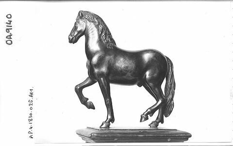 Statuette : cheval au pas, image 1/1