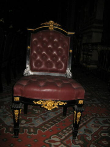 Chaise en bois noir de style Louis XIV.
