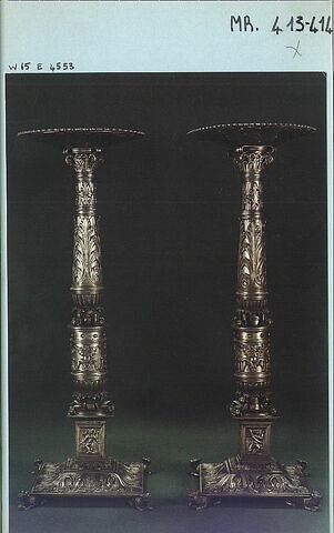 Flambeau imitant la forme de colonnes ornées de sphinges, de putti, et de feuilles d'acanthes, d'une paire, image 2/2