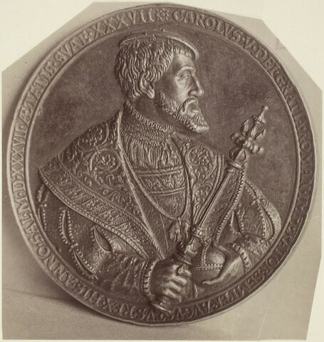Médaille : Charles-Quint / aigle impérial couronné portant un écu aux armes de Charles V, image 1/1