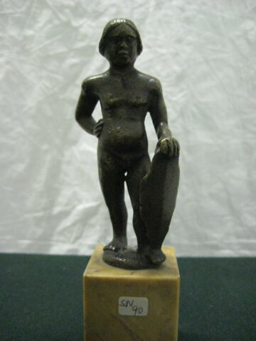 Statuette : Homme nu portant un écu, image 1/1