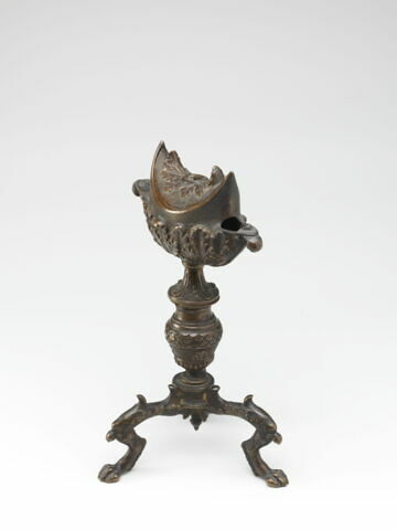 Lampe dont le couvercle est surmonté d'une demi figure de Minerve, image 2/5
