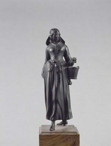 Statuette : jeune femme avec un panier