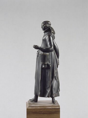Statuette : jeune femme avec un panier, image 2/5