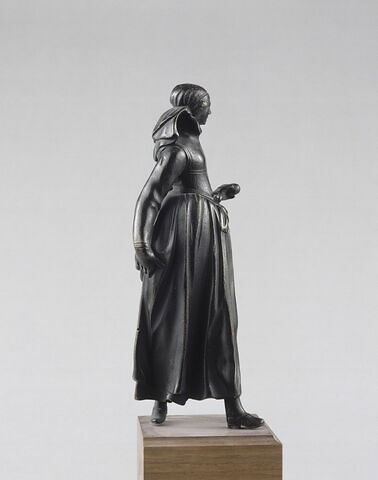 Statuette : jeune femme avec un panier, image 3/5
