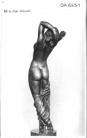 Sculpture : femme nue, les jambes enveloppées dans une draperie, image 2/4