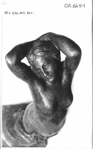 Sculpture : femme nue, les jambes enveloppées dans une draperie, image 3/4