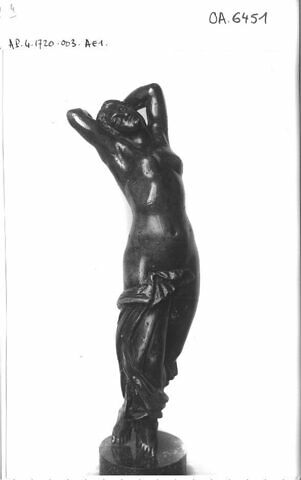 Sculpture : femme nue, les jambes enveloppées dans une draperie, image 4/4