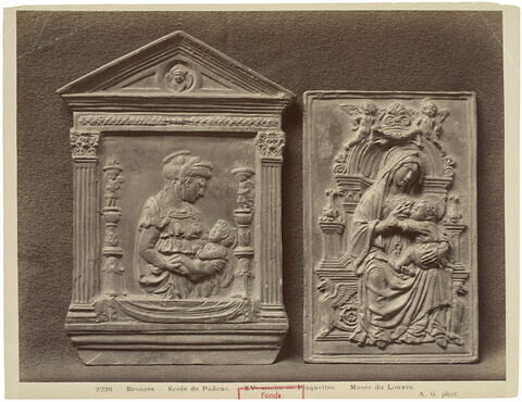 Plaquette : la Vierge assise sur un trône allaitant l'enfant Jésus, image 3/3