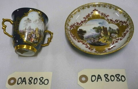 Tasse à deux anses et soucoupe d'un ensemble de six (OA 8079 à 8084).
Porcelaine dure
Meissen, XVIIIème siècle