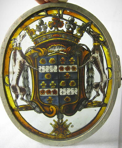 Médaillon ovale : Armoiries surmontées d'une couronne de marquis