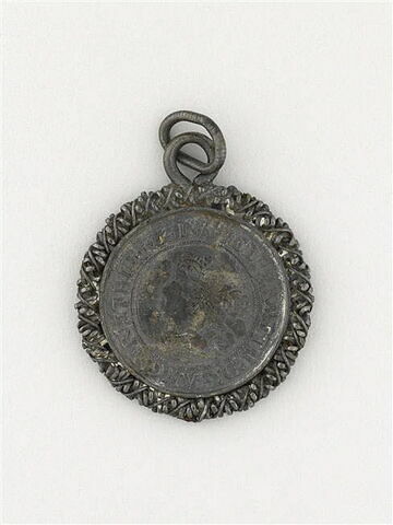 Monnaie montée en pendentif : Elizabeth d'Angleterre / armoiries, image 2/2