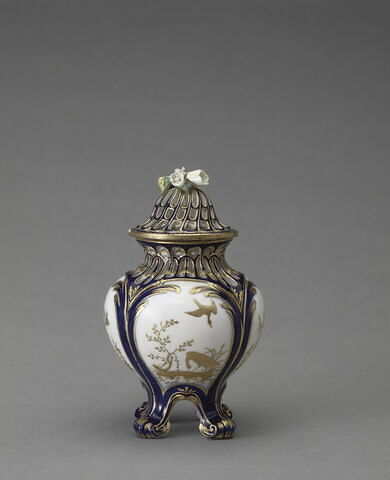 Vase pot-pourri "à jours" à fond bleu lapis, d'une garniture de trois pots-pourris (OA 11969 à OA 11971)