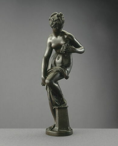 Statuette : Vénus sortant du bain, image 1/4