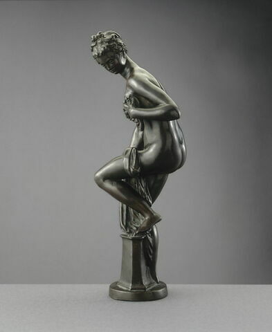 Statuette : Vénus sortant du bain, image 3/4
