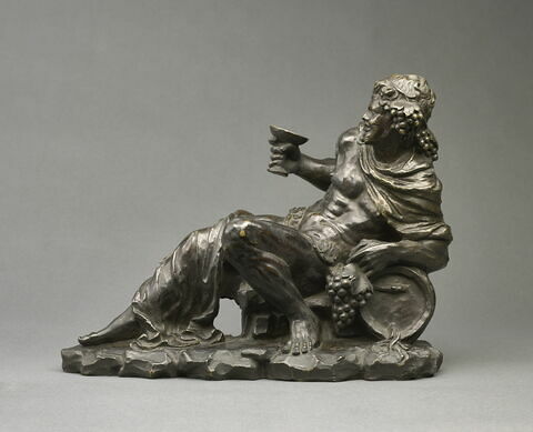 Statuette : Bacchus appuyé sur un tonneau, la main droite tenant une coupe, image 1/4