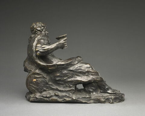 Statuette : Bacchus appuyé sur un tonneau, la main droite tenant une coupe, image 3/4
