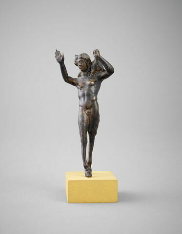 Statuette : satyre portant une outre sur son épaule, image 1/3