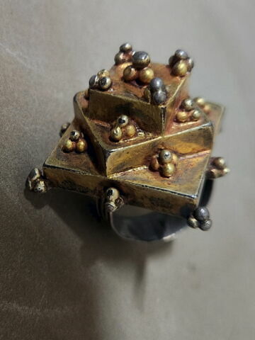 Bague à chaton pyramidal, image 2/5