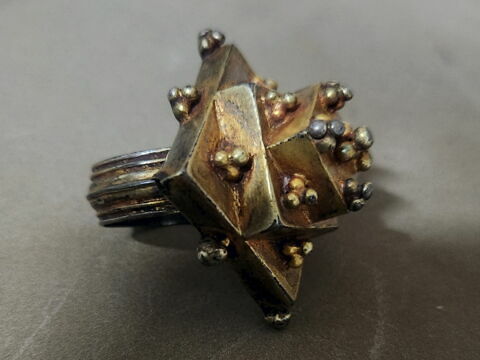 Bague à chaton pyramidal, image 3/5
