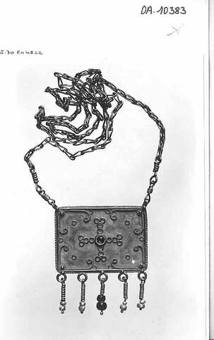 Pendentif rectangulaire suspendu par une chaine : La face ornée de filigranes, d'anneaux et d'une croix grecque