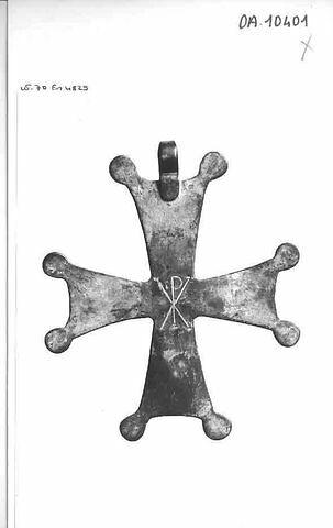 Croix munie d'une bêlière : Incrustation d'un chrisme en cuivre, cercles au revers