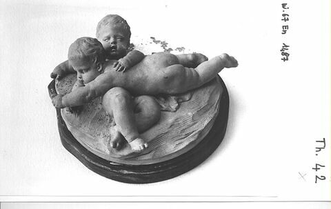 Groupe sculpté : deux enfants jouant, image 6/6