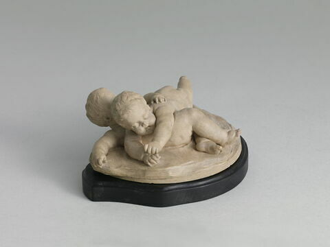 Groupe sculpté : deux enfants jouant, image 2/6