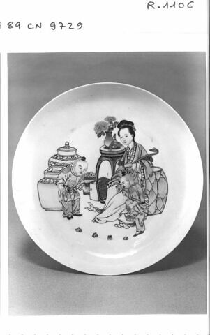 Assiette en porcelaine coquille d'oeuf à revers rubis, image 1/1