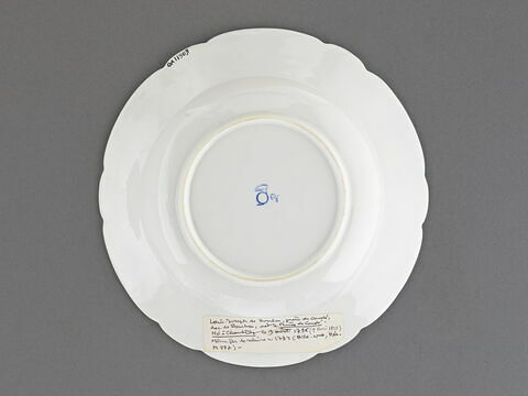 Assiette en porcelaine à décor en camïeu bleu, image 2/2