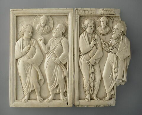 Diptyque ou plaque de reliure : deux apôtres entourant un médaillon du Christ, voir OA 3223. Jeu de tric-trac au revers, image 3/5