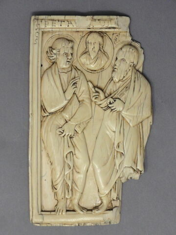 Diptyque ou plaque de reliure : deux apôtres entourant un médaillon du Christ, voir OA 3223. Jeu de tric-trac au revers