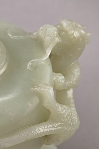 Petit vase en jade avec couvercle, image 4/10
