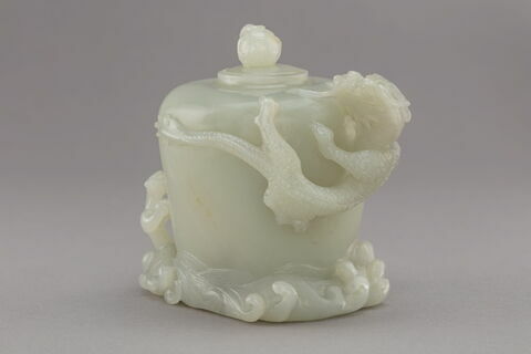Petit vase en jade avec couvercle, image 6/10