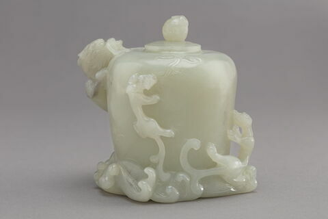 Petit vase en jade avec couvercle, image 1/10